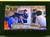 テレビ番組を表示でき、停車中の待ち時間も車内で映像を楽しめます。画面上に番組映像や時刻が表示され、休憩中の気分転換にも活用しやすい装備です。視聴は停車時にお楽しみください。
