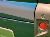 コーナーセンサーを車の前後に装備! 障害物の距離に応じて警告音を変えてお知らせします