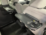 【格納式シートバックテーブル(運転席/助手席)】 物が落ちにくいふち高テーブルはタブレットが立てかけられ、お子さま用のマグカップや500mlの紙パックが入るカップホルダーも備えています。