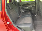 後席は左右に分かれた座面と背もたれで、ヘッドレストも備わります。足元にゆとりが感じられ、窓から外の様子を見ながら過ごせるため、ご家族や同乗者にも使いやすい空間です。