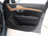 他の車に乗る機会がある度、あらためてボルボのドアの厚みに驚かされます。「バツッ」という開閉音とともに外界とは遮断された静寂が訪れ、「守られている」ことを日々、実感させてくれます。