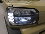 LEDヘッドライトで夜間の運転も視界すっきり 白く明るい光で夜間走行の安心感を高めます。乗車人数や荷物の量に応じて、照射軸の上下方向を自動調節するオートレベリング機能付です。