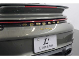 ゴールドで彩ったリアの&ldquo;turbo 50&rdquo;と&ldquo;PORSCHE&rdquo;のロゴがあしらわれております。