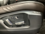 運転席にはパワーシートを装備!シート位置を記憶するメモリー機能付きなのでご夫婦で2名分セットすると便利です♪