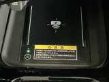 【ワイヤレス充電器】Qi対応のスマートフォンを置くだけで充電ができます。