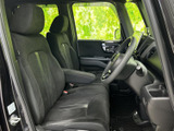 前席は座面と背もたれにゆとりを感じる形状で、運転席と助手席が並ぶ落ち着いた空間です。大きな窓から外の様子を確認しやすく、乗り降りもしやすい室内です。