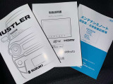 メンテナンスノート、取扱説明書です。 その車の整備記録が事細やかに記録されています。 車が生まれてから今までどのような道を歩んできたのか判るとても重要な物ですよ。