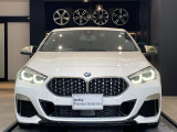 【キドニーグリル】BMWの代名詞。一目見ただけでBMWであると認識できる確固たるアイコンとして存在感を放ちます。キドニーグリルは80年以上続く伝統の形でございます。変わらないこだわりのデザインが、