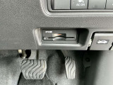 運転席の右下側の小物入れ内にETCがビルトインされています。高速道路では便利ですね!