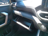 車検証などの保管に便利な小物入れがついています