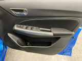 【運転席ドア】ドリンクホルダーと収納ポケットがあります。