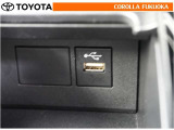 ポータブルオーディオなどの機器を接続して、車両のスピーカーで聞くことができます。
