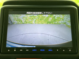 後方の様子を画面で確認でき、駐車時や狭い場所での切り返しをサポートします。周囲を確認しながら操作しやすく、日々の駐車をよりスムーズに進めたい方にうれしい装備です。