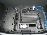 タイヤパンク修理キットと車載工具はこちらです。