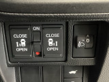 両側電動スライドドアは運転席から操作ができるよう、操作スイッチが付いています。その横にはヘットライトリベライザーのスイッチがついています。道路状況や積荷の加重に応じてライトの高さを調節できます。