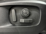 パワーシート『電動パワーシートですので運転中のシート調節も安全に行えます。微調整も可能ですのであなただけのドライビングポジションを実現します。』