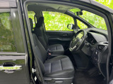 前席は運転席まわりまで見渡しやすく、乗り降りの際にも空間の広がりを感じられます。シートの形状や足元のスペースにもゆとりがあり、落ち着いて過ごせます。