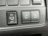 ハンズフリー両側オートスライドドアです。インテリジェントキーを携帯したまま、スライドドアの下に足先を入れて引くだけで、ドアが自動で開閉します。
