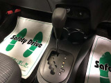 フロントコンソールトレイには、着脱式の仕切り板がついています。装着したままだとカップホルダー&小物入れとしての使用が可能です。仕切り板を外せば、ポーチなどの少し大きな物も置くことができます。