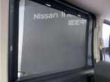 スライドドアにはロールサンシェードがついており、強い日差しを遮ってくれますよ
