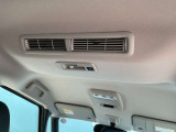車内の空気を循環するシーリングファンを装備してます。