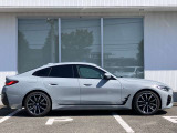 オリジナル・サービスもついたBMW自動車保険も取り扱っております。BMW自動車保険にご加入いただくと、万一のトラブルを24時間365日サポートするエマージェンシー・サービスの〈プレミアム〉をご利用いただけます。