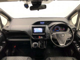 シンプルながら機能性あふれる運転席廻りです。視界性もよく、運転しやすいですよ。