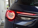 夜間や悪天候時でも後続車からの視認性を高めるLEDランプを採用しています。鮮やかな発光で自車の存在をしっかり伝えられるため、夜間の走行や雨天時のドライブでも安心感を支えてくれる機能的な装備です。