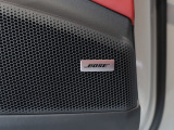 BOSEサラウンドサウンドシステムは、車内の音響特性に合わせて的確にチューニングされており、コンサートホールのようにバランスに優れた原音を忠実に再現した音響パターンを生み出します。