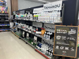 ジェームスの用品売り場と隣接しておりますので、そのままカー用品、グッズなどの購入が可能です!納車後にそのまま取付も可能なので、便利ですね!