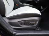 パワーシート搭載。微妙な調整が手軽にでき、ピッタリのポジションで運転することが可能です。