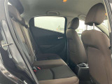 後席運転席側 ブラウンのシートは落ち着いた印象を与えてくれます。