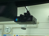 後方にもドライブレコーダーのカメラが付いています。前後両方でお車の周りを監視・記録いたします。