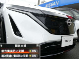 自車から見えない2台前を走る車両の車間・相対速度をミリ波レーダーで検知。急な減速を予測し、表示とブザーで警報。玉突き事故の回避を支援します。日産の先進技術が詰まった、安全運転をサポートする機能です。
