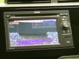 停車中にテレビ番組を視聴でき、画面上に映像や字幕が表示されます。休憩時などに車内で過ごす時間の楽しみが広がり、操作部も画面脇にまとまっていて確認しやすい装備です。