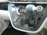 キビキビとした走りと優れた燃費を両立した、日産自慢のCVTは操作のし易いインパネシフトを採用しております♪