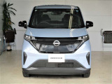 ■フロントカメラで前方の車両や歩行者を検知。万一、ドライバーが安全に減速できなかった場合には、自動的に緊急ブレーキを作動させて衝突を回避、または衝突時の被害や傷害を軽減します。