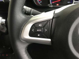 ステアリングスイッチ付き。前方から目を離すことなく操作することが可能です。