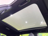 【パノラマルーフ】大型のガラスルーフ搭載で車内の解放感が一気にアップ!開放的なドライブをお楽しみいただけます。