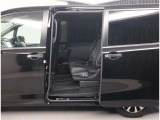 スライドドアの良いところは、乗り降りしやすく、隣の車両にドアをぶつける心配がないことですよね。両側電動スライドドアですから、運転席から開け閉めが操作できますよ。