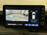 リバースギアに入れるだけで後方の表示へ切り替わります。夜間や雨の日の駐車も楽になりますよ。