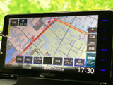 地図上に周辺の道路や施設名が表示され、現在地周辺の確認に役立ちます。縮尺や表示切替などのメニューも画面上で選べるため、目的地までの道順を確認する際に便利です。