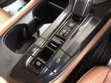 【E-Four(電気式4WDシステム)】加速時や雪路等の滑りやすい路面でスムーズに4WD状態へ切り替え、発進性、走行安定性をアシスト!機械式4WDとは機構・性能が異なります。機能の詳細は展示店舗まで!