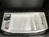【サブトランク】ラゲッジ下には、スペアタイヤの替わりとなる応急タイヤパンク修理キットも備え付けられています。