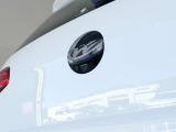 バックカメラ始動時にはVWのエンブレムが動いてカメラがボディの中心位置で映し出します。