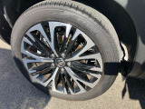 スタイリッシュな純正18インチアルミホイール!タイヤサイズは215/50R18です!