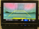 バックでの車庫入れも安心です! リアカメラが付いているバックモニター付のナビを装備しております。操作線もついており距離感も画面から確認できます。