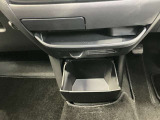 【インストセンターロアボックス】CDなどが収納できる格納式のボックス!