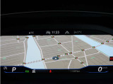 ナビ表示や車両情報を自在にレイアウト可能。
