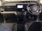 車内は光触媒抗菌消臭施工済です。スタイリッシュなデザインでスポーティなインパネ周りを演出します。グローブボックスやカップホルダーのほかにトレーなどたくさんの収納スペースが付いています。
